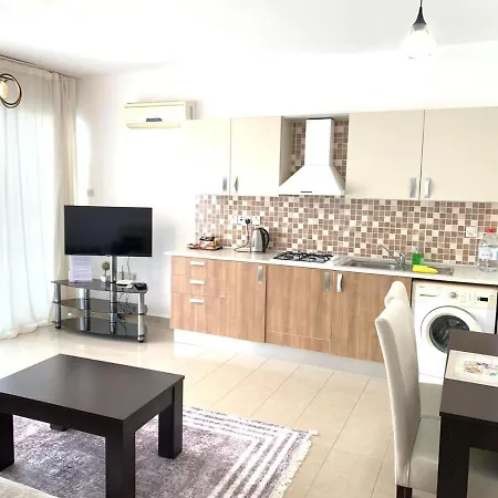 아파트 Comfortable One-bedroom Near The Sea And Casino Merit Park Sel 2-6 키레니아